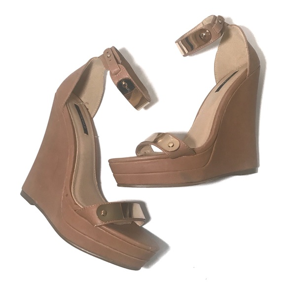 Forever 21 Shoes - 2/$15 Sale!❤️ Size 8 Gold Ankle Strap Nude Wedges